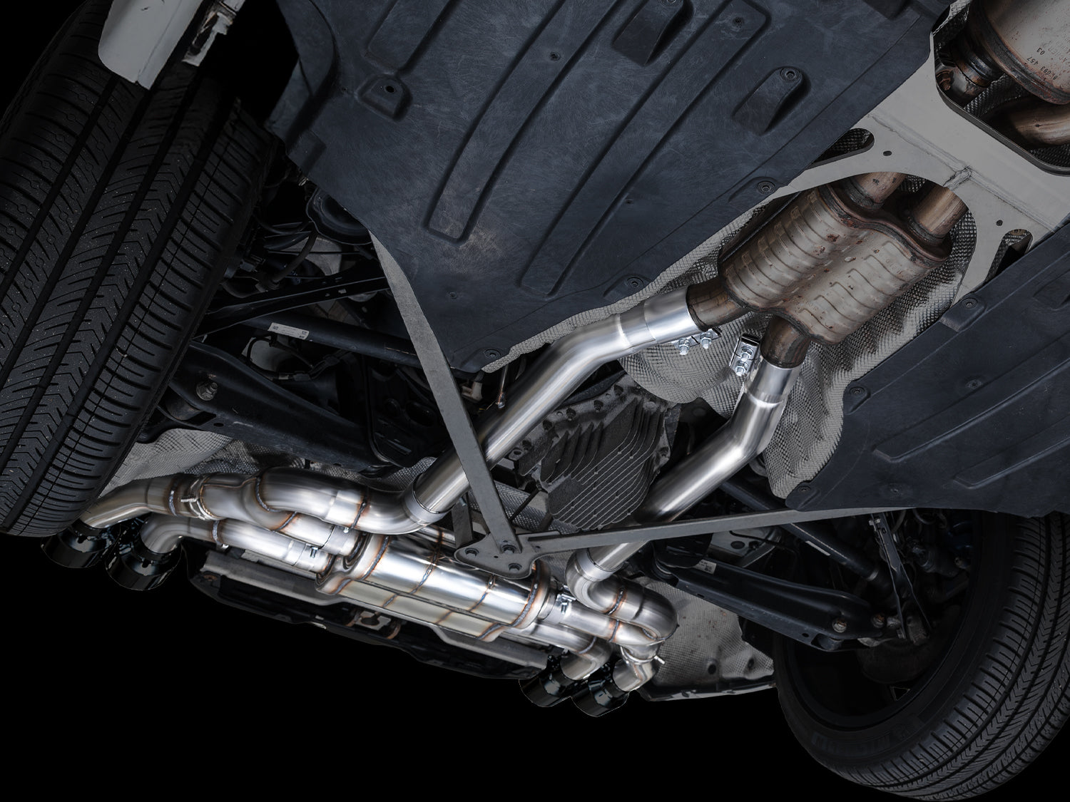 AWE Valved SwitchPath™ Axleback Exhaust for BMW F97 X3 M / F98 X4 M - Diamond Black Tips